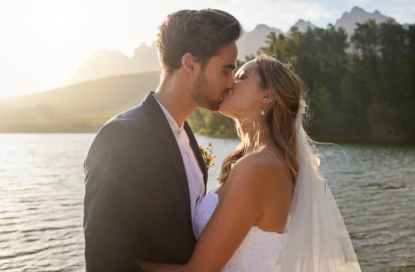 Amor Casamento Casal Recém Casado Beijando Lago Livre Celebração Seu — Fotografia de Stock