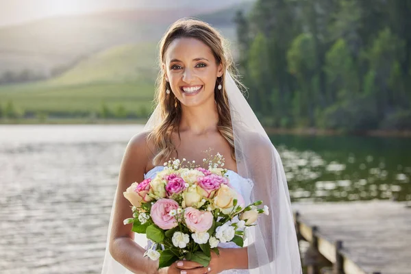 湖での肖像画 幸せな花嫁と花束 自然とコミットメント 労働組合と結婚のお祝い 笑顔と花の屋外結婚式 ブライダルファッションと美しい一日を祝うために興奮 — ストック写真