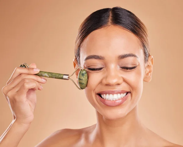 Mujer Feliz Belleza Masaje Facial Con Rodillo Producto Facial Para —  Fotos de Stock