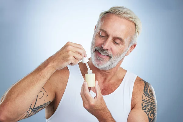Produto Cuidados Com Pele Soro Com Homem Estúdio Para Envelhecimento — Fotografia de Stock