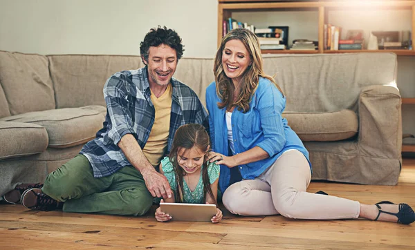 Czas Rodzinny Czas Zabawy Odpowiednimi Aplikacjami Szczęśliwa Rodzina Korzystająca Tabletu — Zdjęcie stockowe