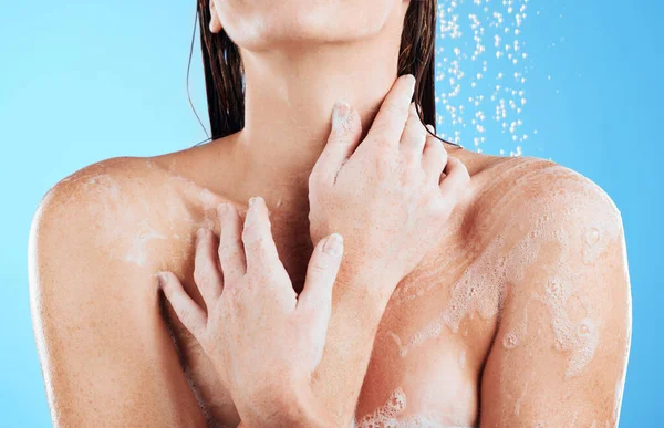 淋浴器 女人的手和身体清洁在工作室与女性清洗美容常规 蓝色背景的年轻人在浴室进行自我护理和皮肤科护理的水 模型和健康状况 — 图库照片