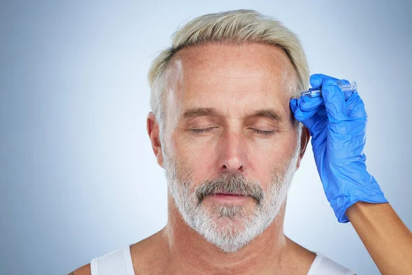 Estetik Cerrahi Kozmetik Cilt Bakımı Yapan Yaşlı Bir Adamın Iğnesi — Stok fotoğraf