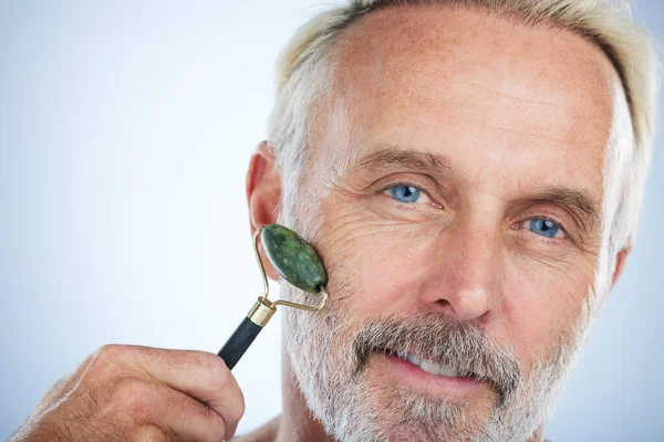 Älterer Mann Jadewalze Und Porträt Für Hautpflege Mit Lächeln Selbstpflege — Stockfoto