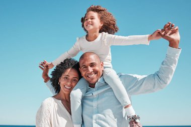 Aile, gülümseme ve mavi gökyüzünde sırt portresi tatilde sahilde, bağlanma ve deniz kıyısında bakım. Tatil rahatla, yaz ve mutlu baba, anne ve çocuk ya da kız birlikte dışarıda oynamaktan zevk alın.