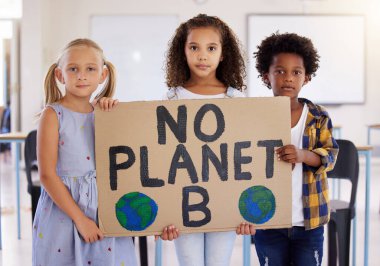 Çocuklar, arkadaşlarınızla birlikte bir sınıfta çevreci aktivizm işareti taşıyan bir poster ve portre. Çocuklar, yeşil ve bir anaokulu grubu toplum veya ekoloji için bir arada duruyorlar.