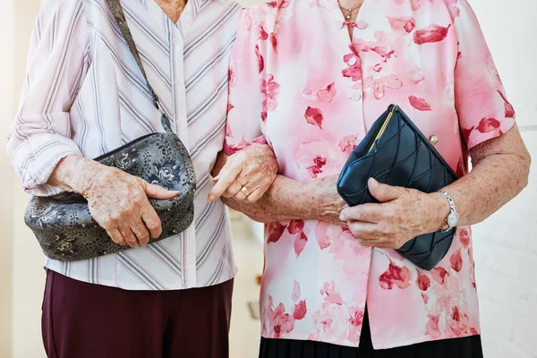女の子だけで一日を 2人の高齢女性がバッグを持って腕をつなぎ — ストック写真