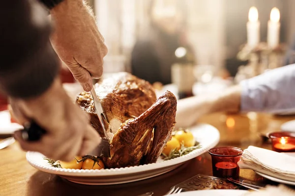 Time Tuck Turkey Unrecognizable Person Cutting Turkey Christmas Lunch — Foto de Stock
