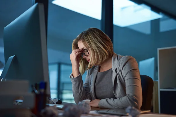Pressão Prazo Uma Mulher Negócios Olhando Estressado Enquanto Trabalhava Até — Fotografia de Stock