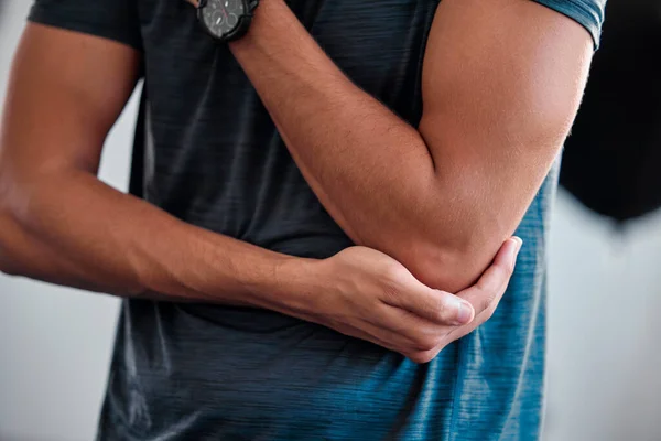 肘の損傷 フィットネスや痛みの男 応急処置やトレーニング 事故や創傷骨折の健康上のリスク 閉鎖男性スポーツ選手 腕の問題と運動中の体の関節の炎症 — ストック写真