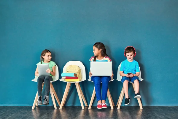 Melhorar Processo Aprendizagem Com Tecnologia Moderna Estúdio Tiro Crianças Sentadas — Fotografia de Stock
