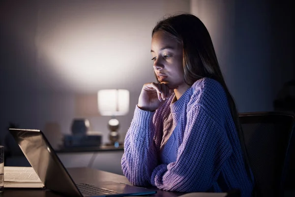 Lavoro Distanza Laptop Pensiero Notte Donna Contemplando Università Studio Ricerca — Foto Stock
