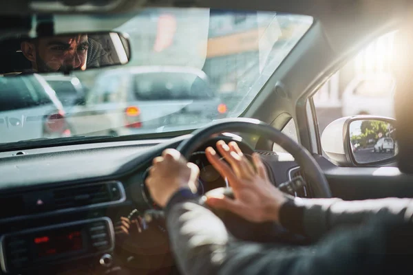 Han Låter Irriterande Vägen Ung Man Hooting Medan Kör Bil — Stockfoto