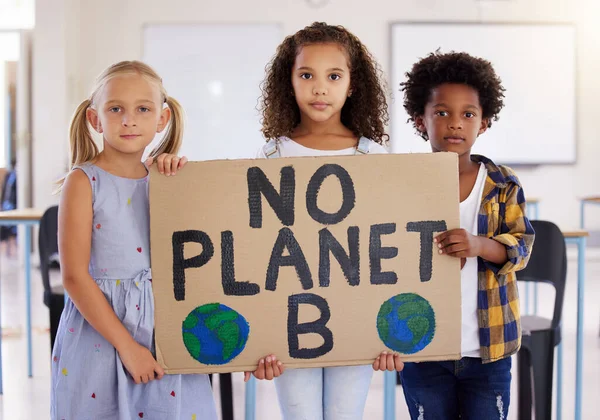 Діти Портрет Плакат Друзями Знак Протесту Класі Тримає Знак Екологічно — стокове фото