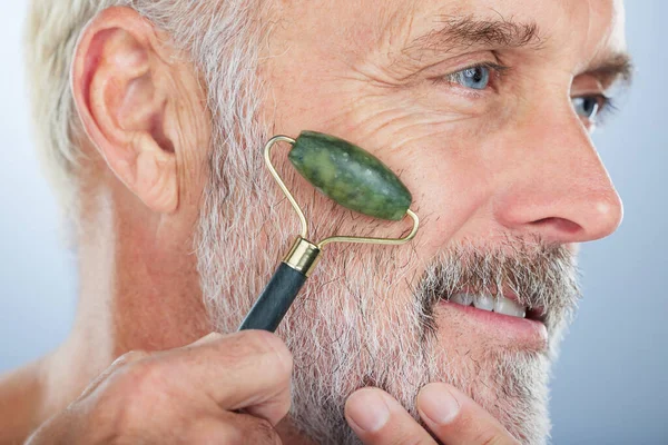 Starszy Mężczyzna Jade Roller Twarz Pielęgnacji Skóry Uśmiechem Self Care — Zdjęcie stockowe