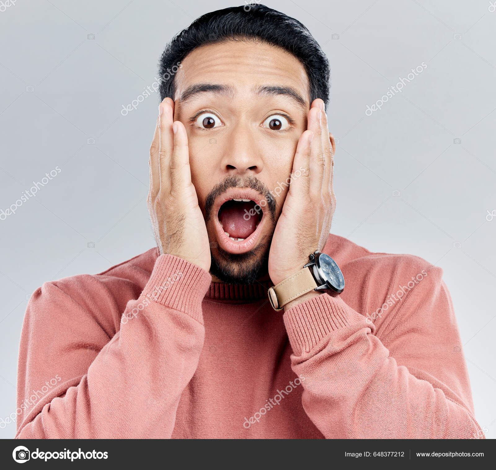 惊喜和印度男人与双手在脸上震惊哇和Omg宣布在演播室因流言蜚语新闻或白人背景的信息而震惊的Emoji Meme和兴奋的人——