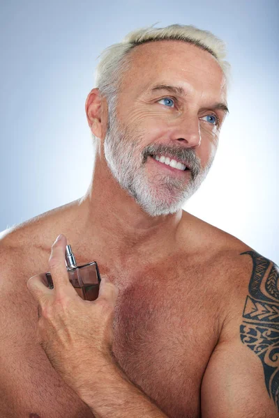 Senior Man Parfum Fles Glimlach Een Studio Met Een Mannelijk — Stockfoto