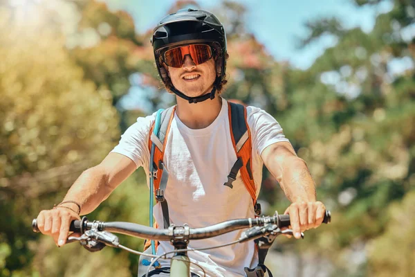 자전거타기 자전거타기 아드레날린 중독자의 심장의 행동을 본질적 선수와 — 스톡 사진