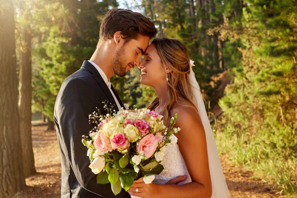 Casamento Beijo Amor Com Casal Natureza Para Celebração Casamento Cerimônia — Fotografia de Stock