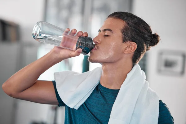 Fitness Man Drinkwater Voor Hydratatie Training Training Intensieve Training Thuis — Stockfoto