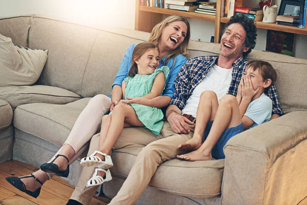 Familia Que Feliz Tiene Todo Una Familia Feliz Relajándose Sofá —  Fotos de Stock