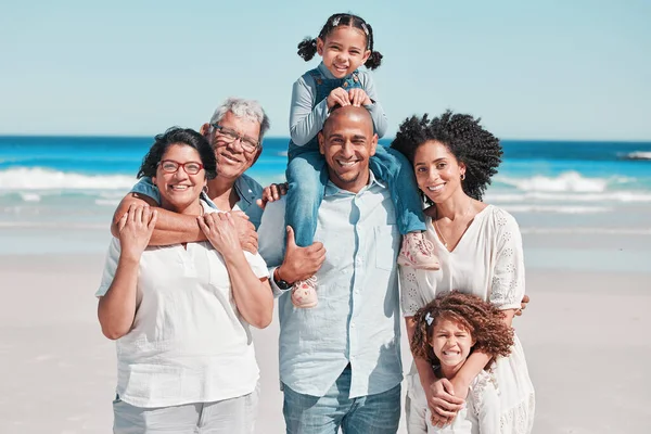 가족들 휴가중인 해변에서 사진을 유대를 피기백을 돌보고 있습니다 휴일의 아버지 — 스톡 사진