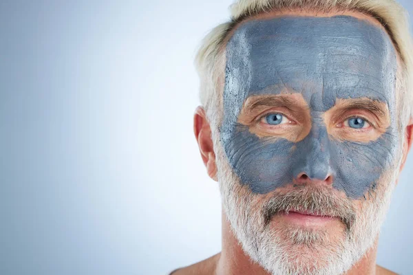 Máscara Facial Cuidados Com Pele Facial Com Homem Estúdio Maquete — Fotografia de Stock