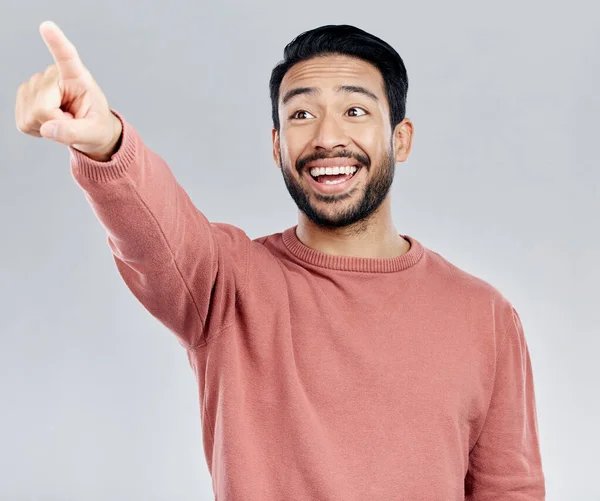 Mockup Glimlach Aziatische Man Wijzen Promotie Product Plaatsing Tegen Grijze — Stockfoto