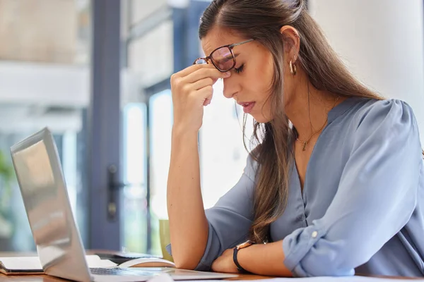 Stressz Probléma Üzletasszony Fejfájással Szorongással Vagy Munkaterheléssel Irodában Kiégés Fájdalom — Stock Fotó