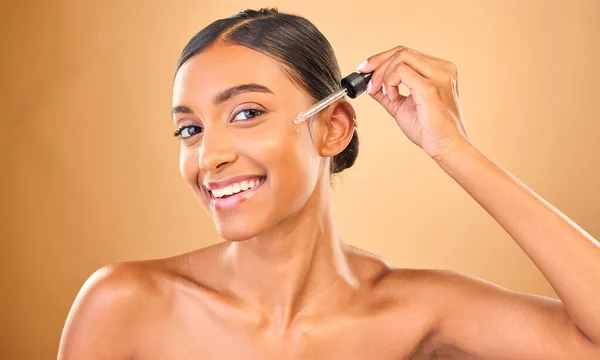 Obličej Portrét Sérum Žena Studiu Izolované Hnědém Pozadí Dermatologie Kosmetika — Stock fotografie