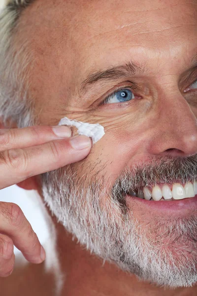 Homem Velho Creme Rosto Closeup Cuidados Com Pele Beleza Higiene — Fotografia de Stock