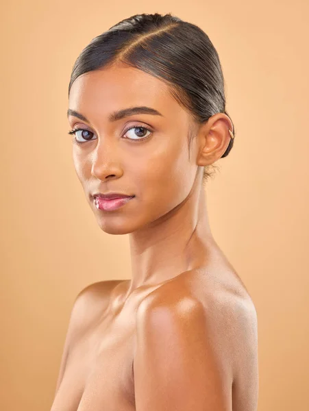 茶色の背景に隔離されたスタジオでの女性の顔の肖像画 スキンケアと美しさ 化粧品 天然化粧品 健康または完璧な肌のためのスパフェイシャルトリートメントと深刻なインドの女性モデル — ストック写真