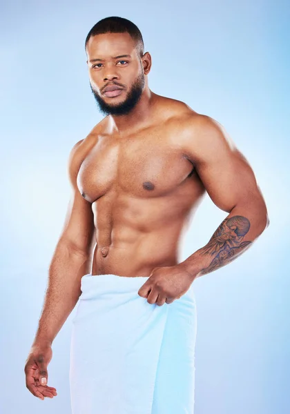 黑人男子 肖像和身体与毛巾在工作室为健康 健康和健康 渐变蓝色背景下男性清洁身体 强壮肌肉和护肤的严肃美学模型 — 图库照片