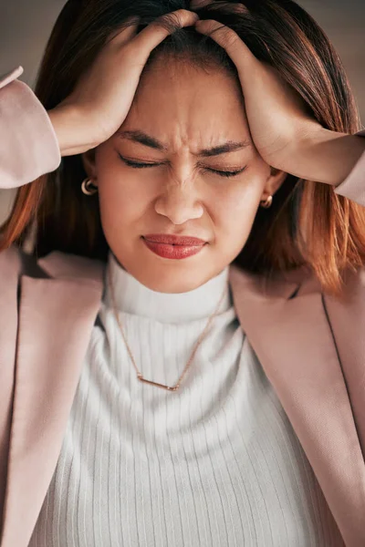 Kopfschmerzen Schmerzen Und Geschäftsfrau Fühlen Sich Gestresst Und Frustriert Von — Stockfoto