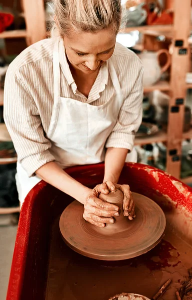 Nem Okoz Gondot Ötletekkel Előállni Kerámia Műhelyében Dolgozó Női Kézműves — Stock Fotó