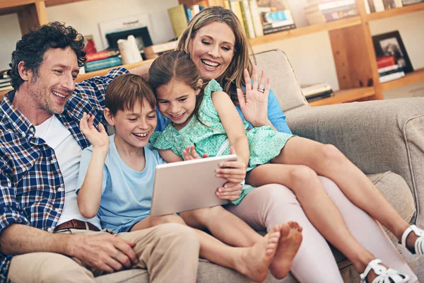 Uzun Mesafeli Uygulamalarla Aile Bağını Canlı Tutmak Mutlu Bir Aile — Stok fotoğraf