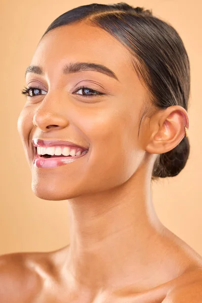 Cuidados Com Pele Rosto Sorriso Mulher Estúdio Para Brilho Cosméticos — Fotografia de Stock