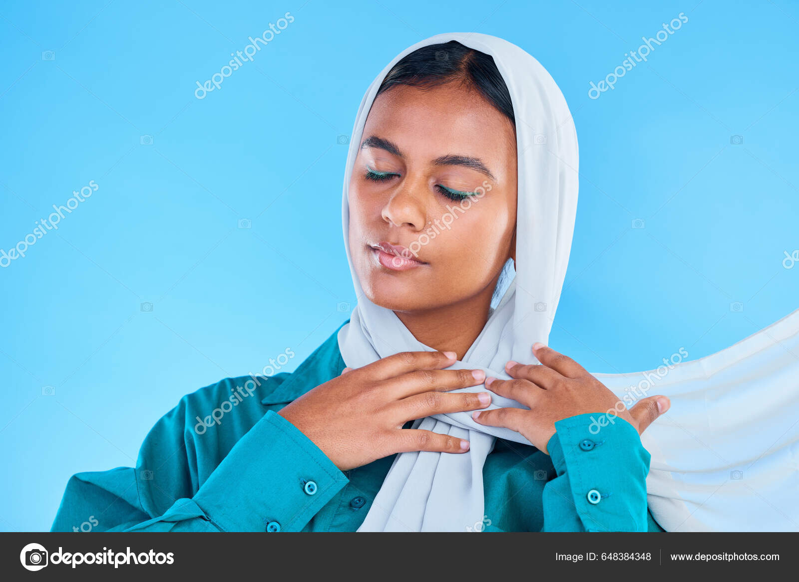 Ηρεμία Γυναίκα Μουσουλμάνος Και Ομορφιά Της Μαντίλας Στο Στούντιο Μπλε —  Φωτογραφία Αρχείου © PeopleImages.com #648384348