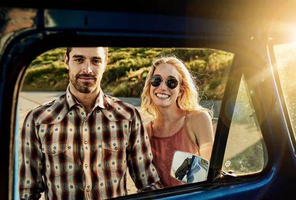 どこにでも連れて行って ピックアップトラックの窓のそばに立っているカップルは — ストック写真