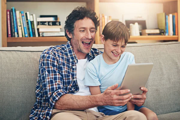 Many Hilarious Clips Tickle Funny Bone Happy Father His Son — Stock Photo, Image