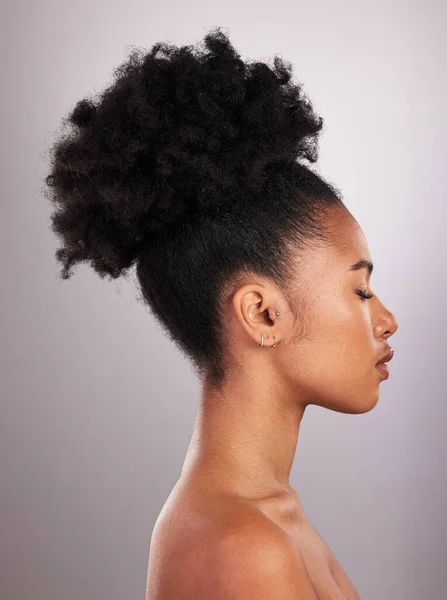 Skincare Maquiagem Perfil Mulher Negra Com Confiança Fundo Branco Produtos — Fotografia de Stock