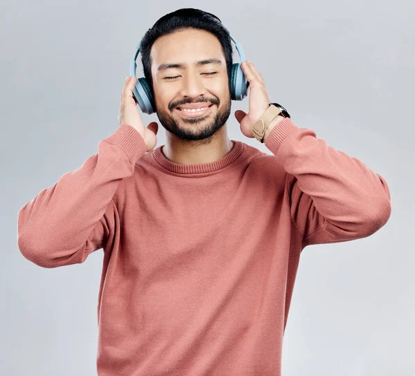 Lyssna Glad Och Asiatisk Man Med Hörlurar Strömmande Musik Och — Stockfoto