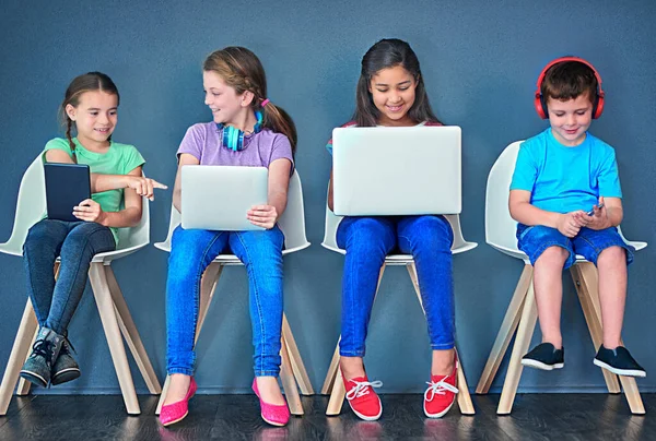 Mantenerse Entretenido Con Tecnología Inalámbrica Captura Estudio Niños Sentados Sillas —  Fotos de Stock