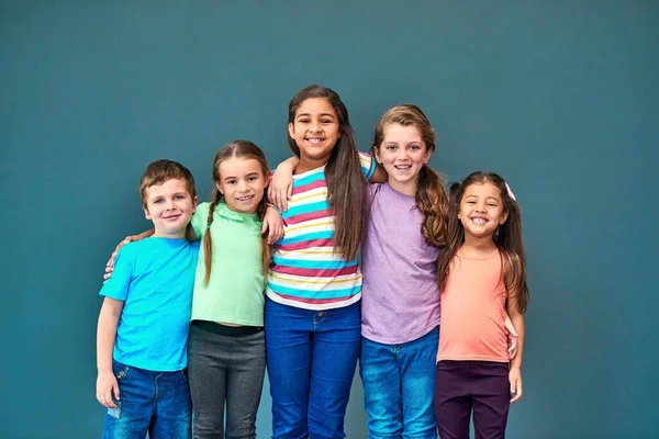 Allra Bästa Vänner Studio Porträtt Diversifierad Grupp Barn Poserar Tillsammans — Stockfoto