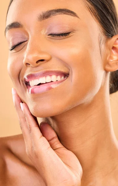 Stüdyoda Cilt Bakımı Kozmetik Dermatoloji Için Makyaj Yapan Bir Kadının — Stok fotoğraf