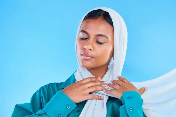 スタジオでのヒジャーブの穏やかな女性 イスラム教徒と美しさ 青の背景や色の背景 若い女性モデル 目を閉じてイスラム文化やスカーフ 平和やイードムバラクのためのアラビアファッションの宗教 — ストック写真