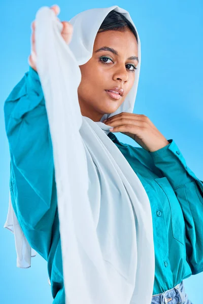 穆斯林妇女 画室中头巾的美丽和肖像 蓝色背景或彩色背景 年轻女性模特 伊斯兰文化或宗教围巾 阿拉伯时尚和优雅风格的赋权 — 图库照片