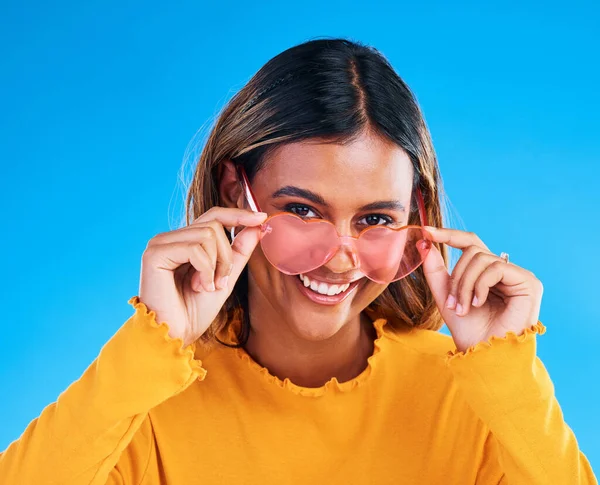 Portret Mody Okulary Serca Szczęśliwa Kobieta Młodym Stylu Marka Projektant — Zdjęcie stockowe