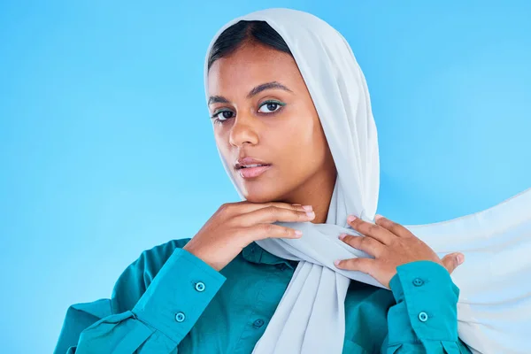 穆斯林和肖像画在工作室 蓝色背景或彩色背景 追求和平 宗教和阿拉伯风尚的年轻女性模特儿 伊斯兰文化或围巾 — 图库照片