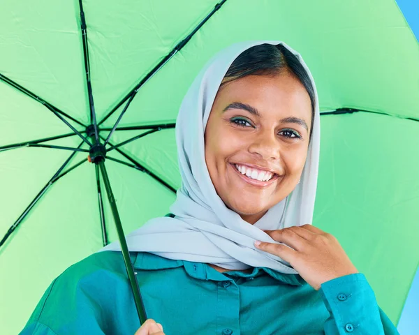 Modeporträt Muslimische Und Glückliche Frau Mit Regenschirm Designerkleidung Oder Lässigem — Stockfoto